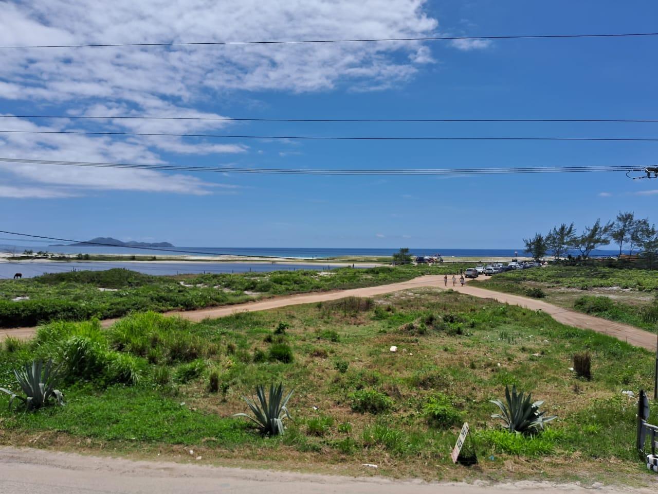 Vista da janela do quarto. 7 minutos a pé da praia