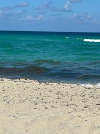 Praia em frente ao hotel