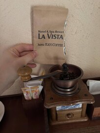 Fresh coffee beans + a hand grinder right in your room!