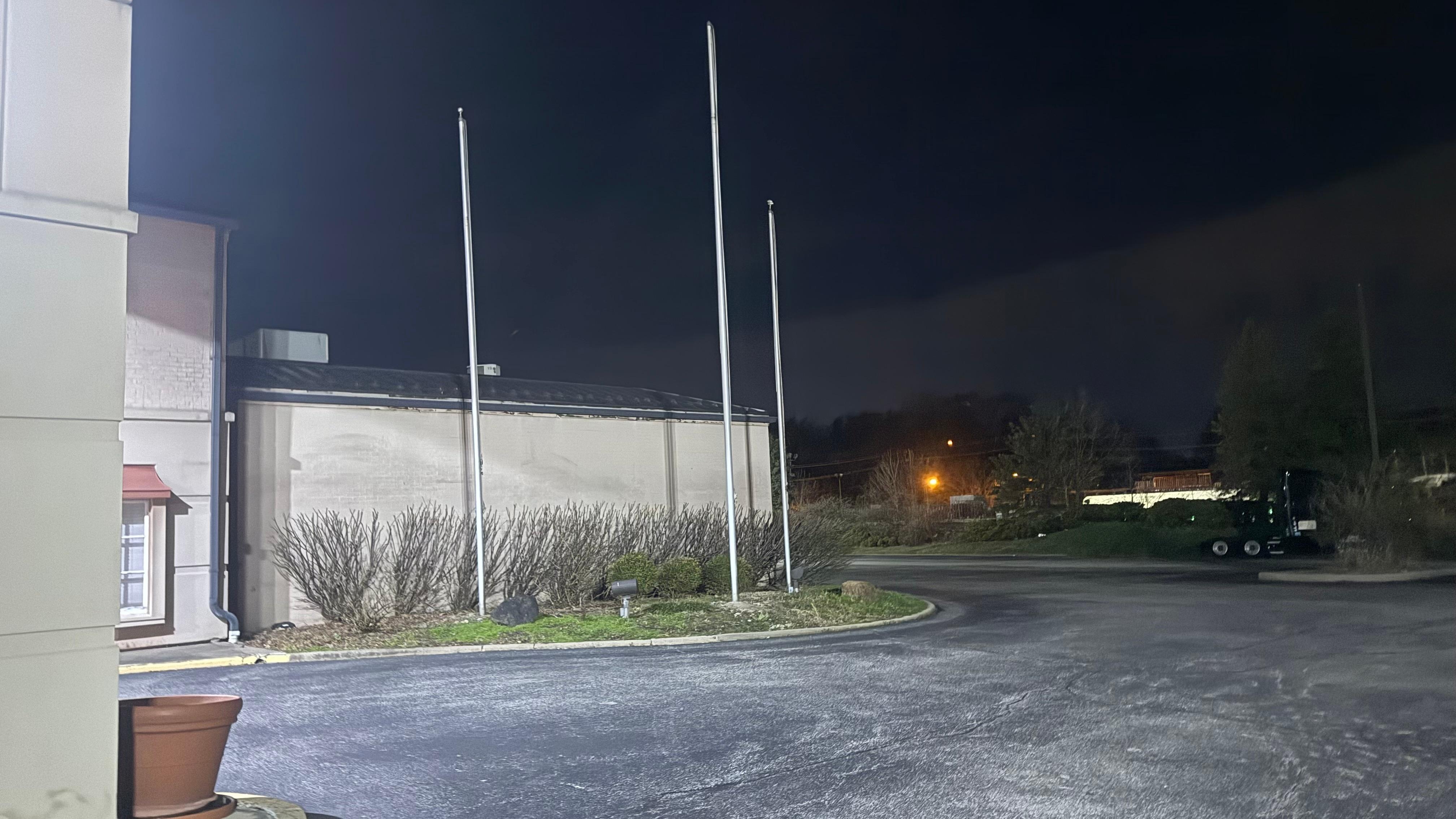 No flags. It looks like it’s an abandoned property. 