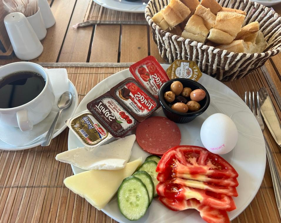 Jeg var 5 dager dette hotellet vær dag samme frokost  i tallerken. Og veldig trage og hente te