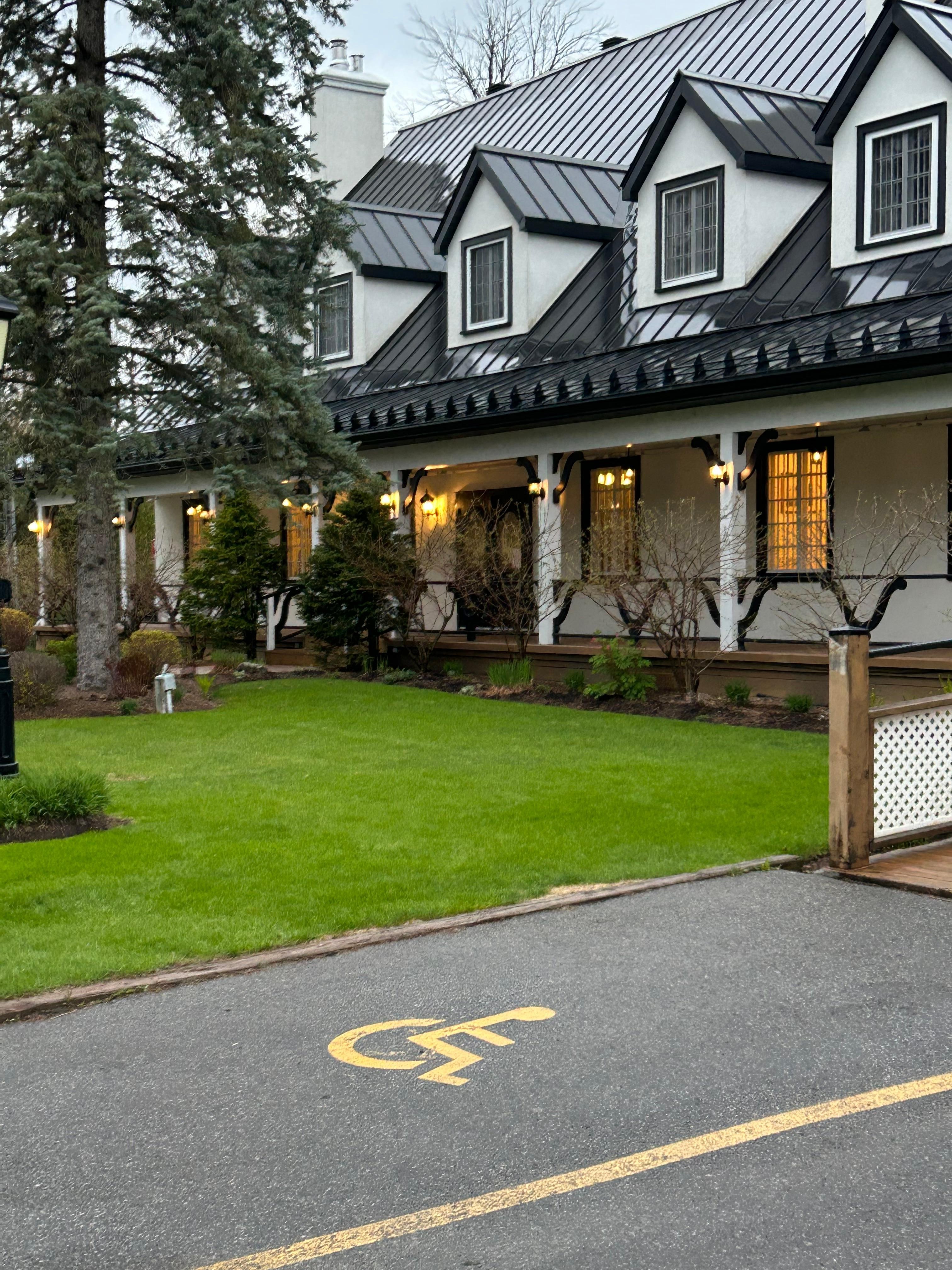 Front view of the Willow Inn