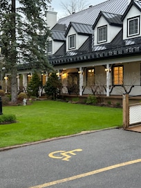 Front view of the Willow Inn