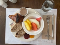 Petit-déjeuner avec délicieux croissant (Que j’ai grillé ;))