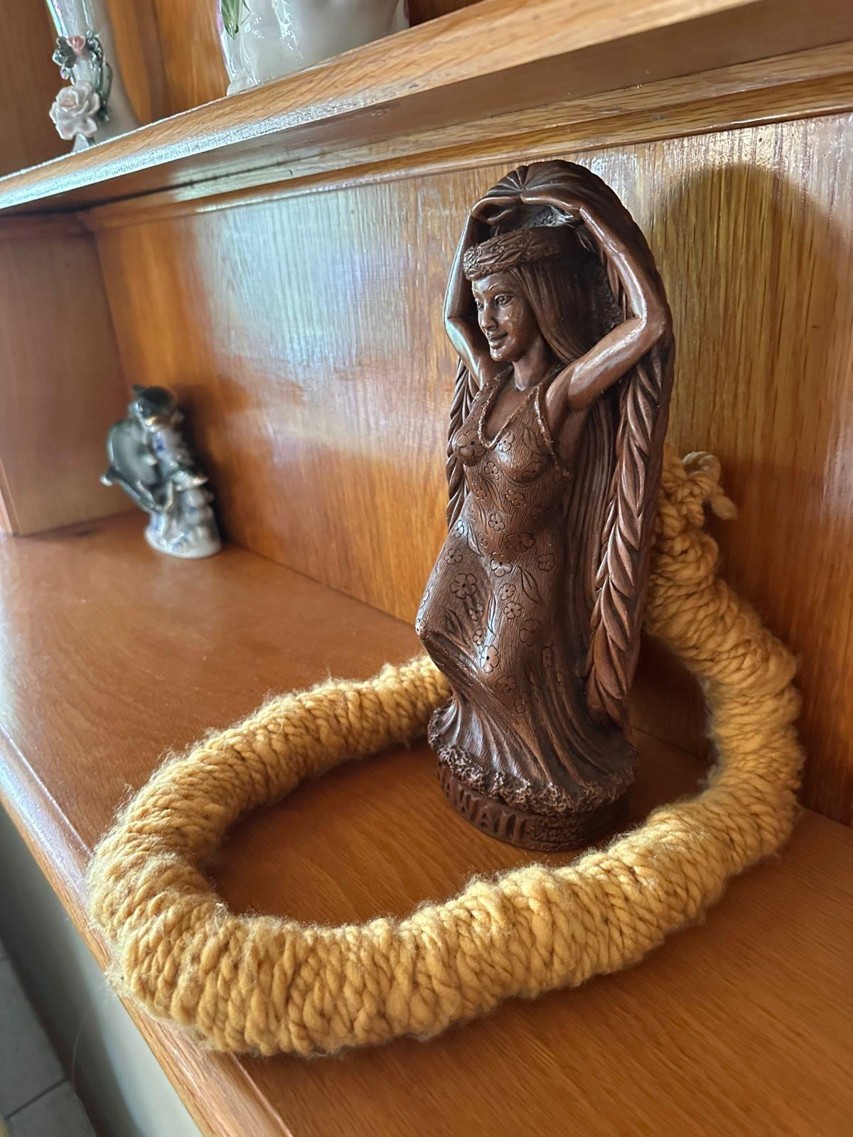 Lei de ilima elaborado por nosotros como una muestra de gratitud al lugar que nos hospedo durante nuestra estancia en Ka'u