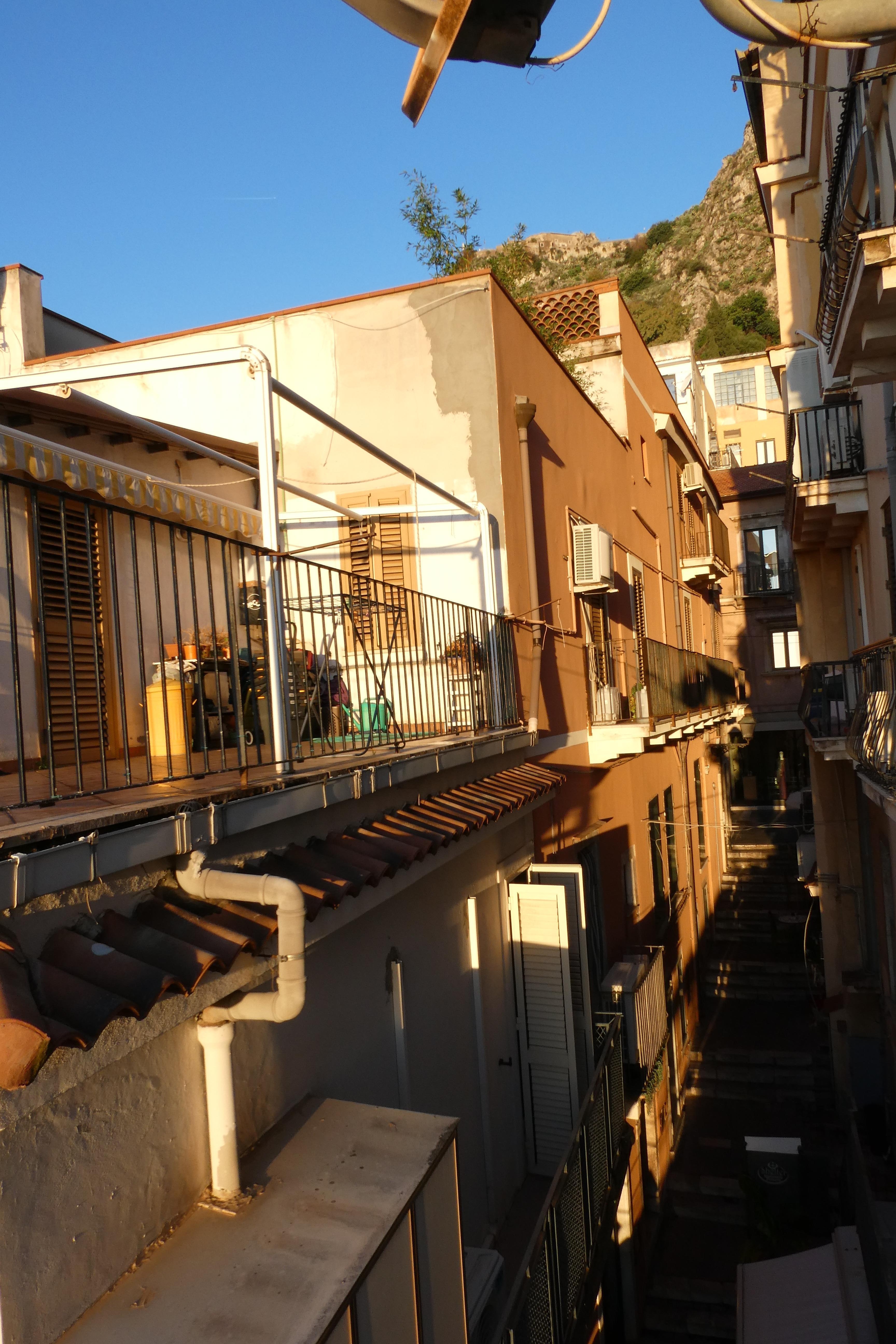 Blick vom Balkon in die Gasse