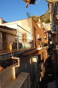 Blick vom Balkon in die Gasse