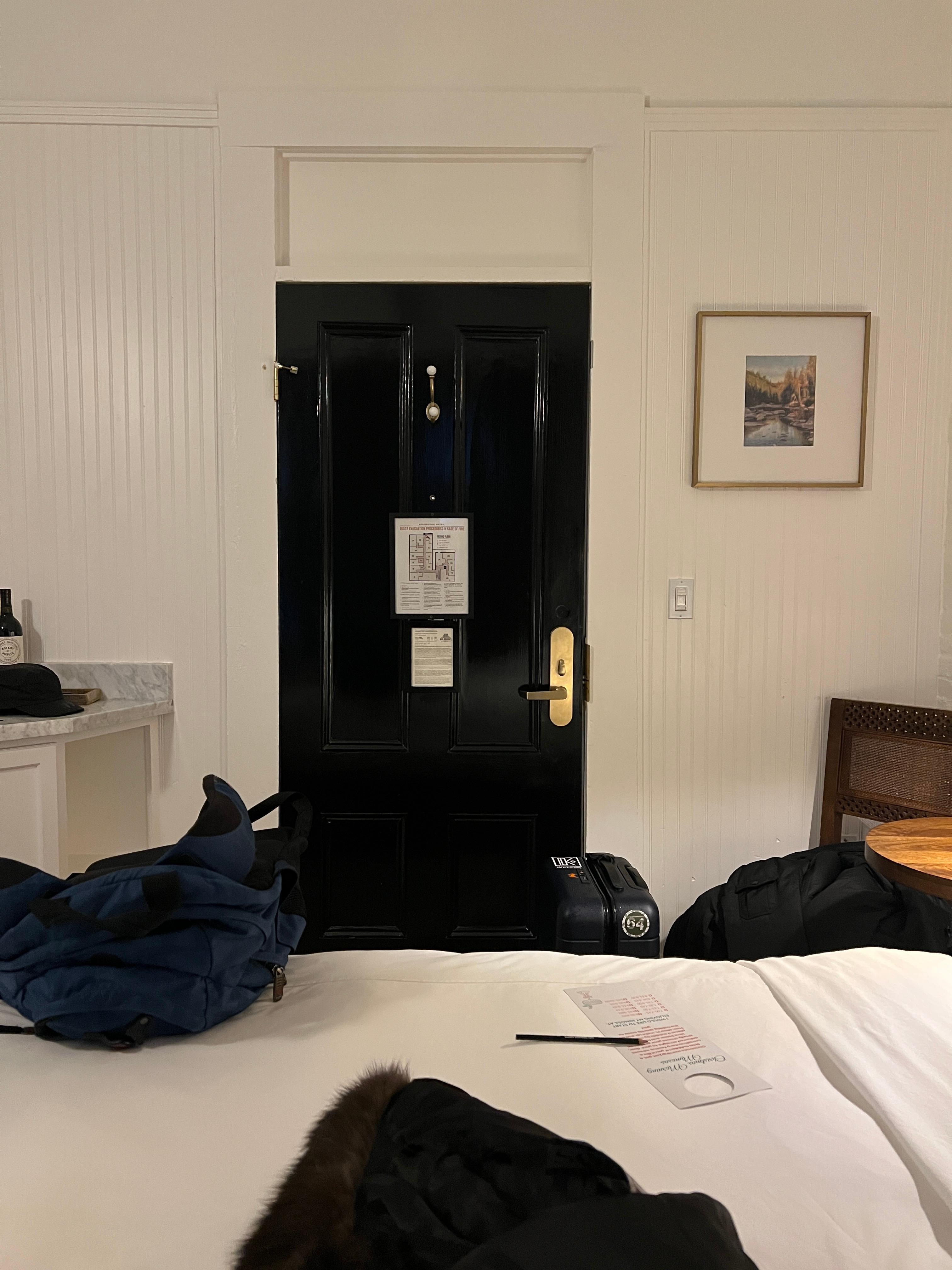 The entrance from the side of the bed