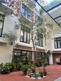 The open dining courtyard.