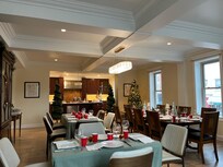 Dining area (with additional tables)