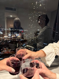 部屋で友人と乾杯するのに便利なコンビニが1階にあります。