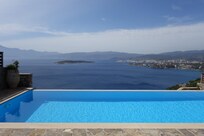 Infinitiy-Pool mit Blick auf Agios Nikolaos