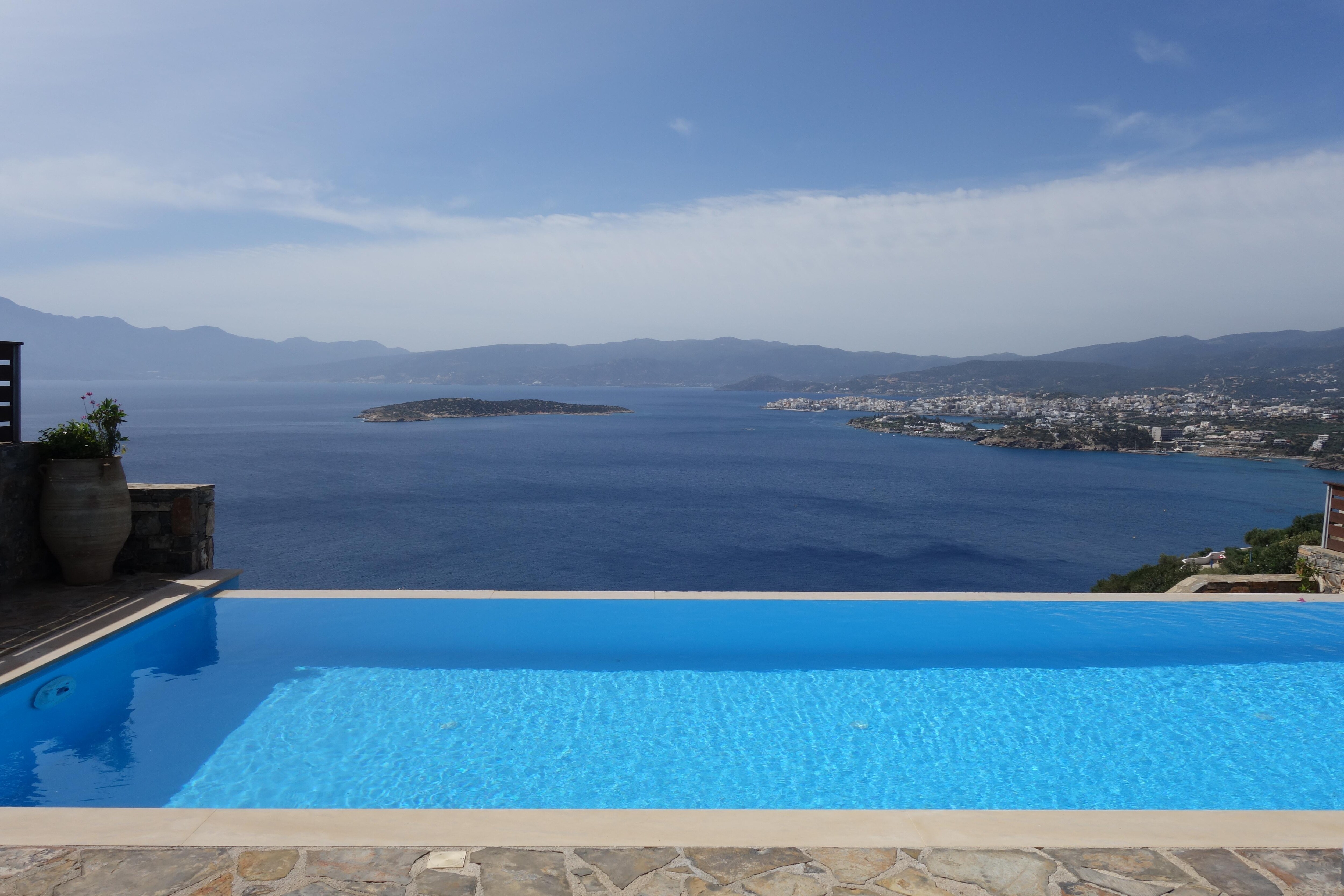 Infinitiy-Pool mit Blick auf Agios Nikolaos