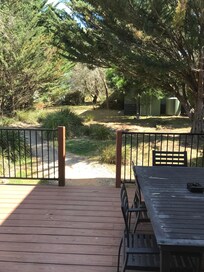 Lovely verandah with garden and lots of wildlife echidna , pea hens , ibis, rabbits.. wallabies.. lovely spot