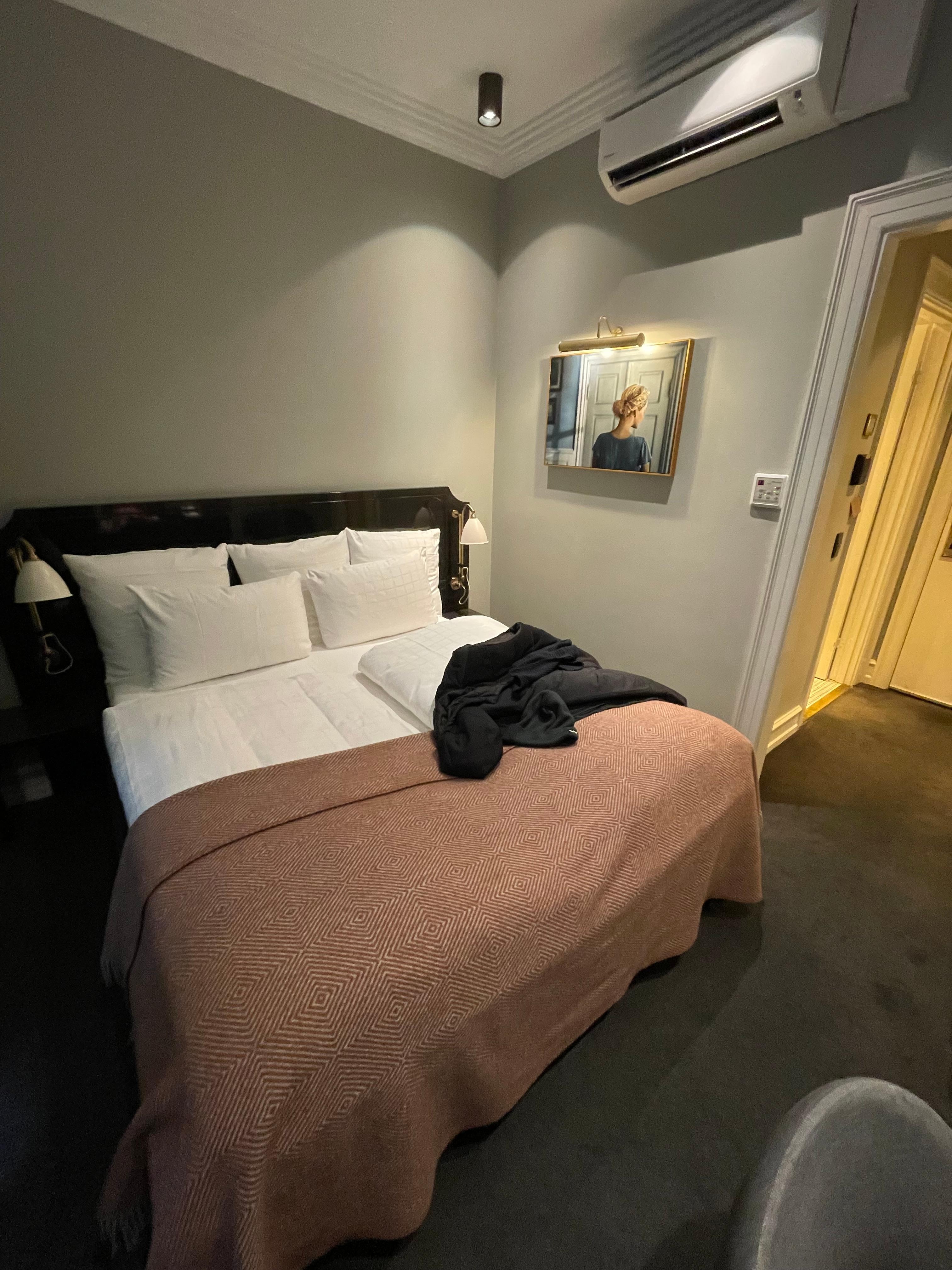 Dejlig seng og godt med mange hovedpuder. Sengen var dejlig og sengetøjet var crisp og fluffy. 