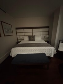 Nuestra experiencia en el hotel fue excelente. Las instalaciones se mantienen impecablemente limpias y bien cuidadas, lo que hace que la estadĂa sea muy agradable. El personal es sumamente atento y gentil, siempre dispuesto a ayudar y hacer sentir a