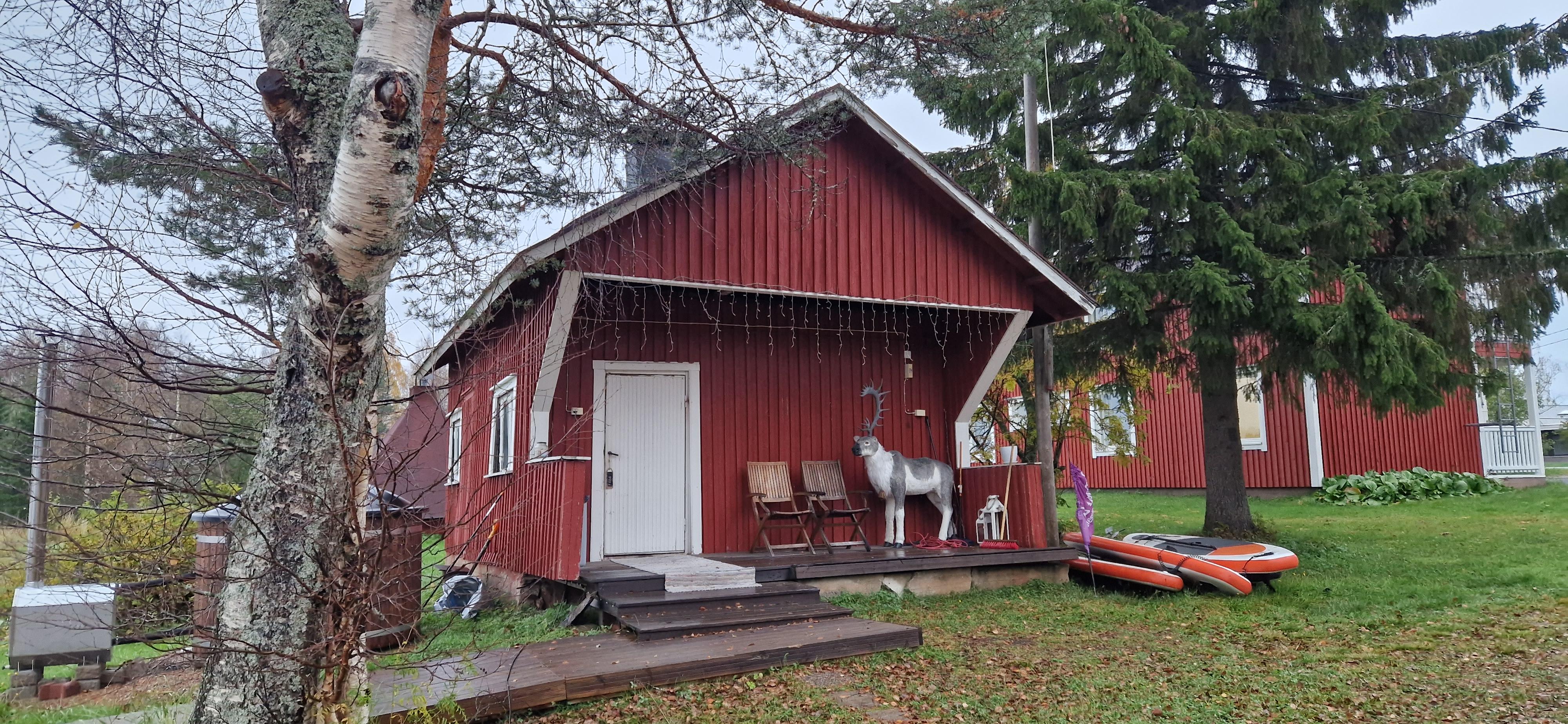 Aivan mahtavat löylyt. Rantasaunassa varusteluna vesipata eli ei suihkua, jota ei kyllä kaipaakaan tässä perinteisessä suomalaisessa saunassa. 