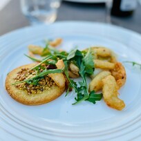 Torsk med friterede grøntsager og ristet brød, der var meget hårdt