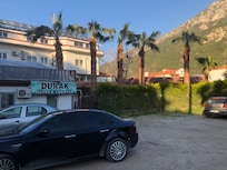 Tek katlı odalardan oluşuyor