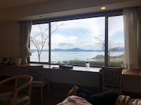 部屋1面、大きな窓の瀬戸内海