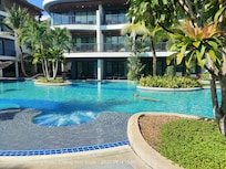 Piscina con bar dentro y dos jacuzzis.