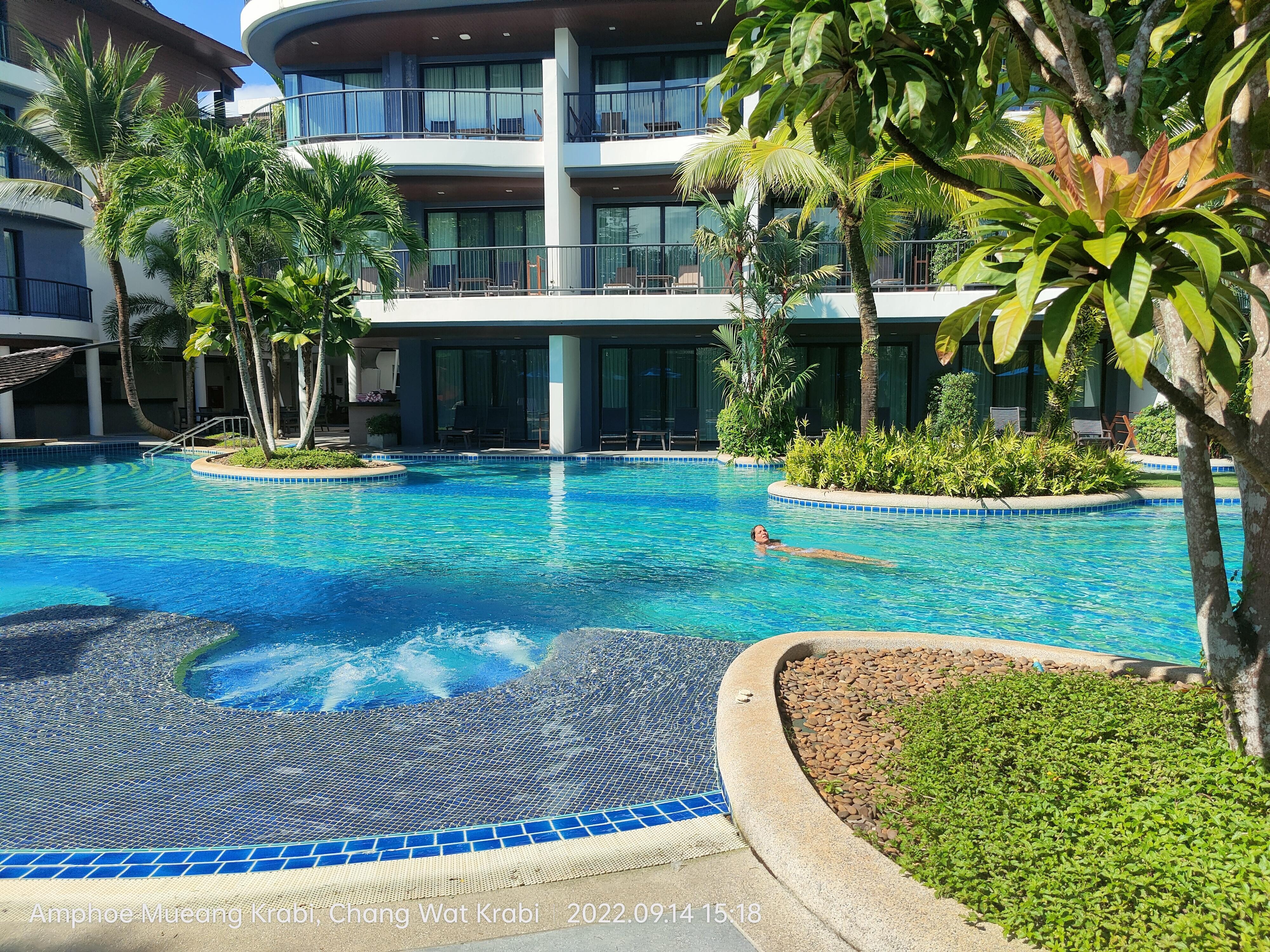 Piscina con bar dentro y dos jacuzzis.