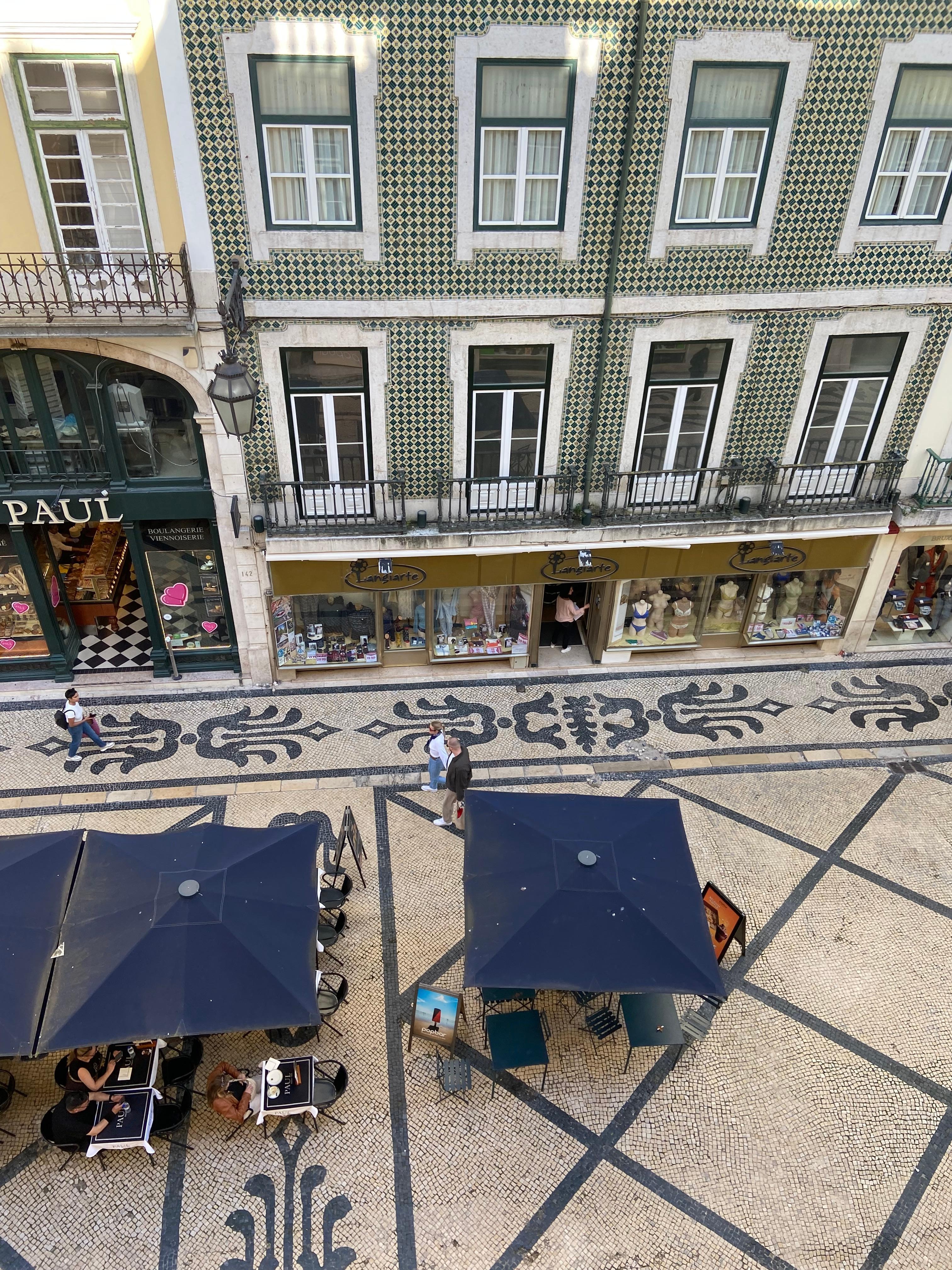 ホテルの部屋からアウグスタ通りを見下ろした風景