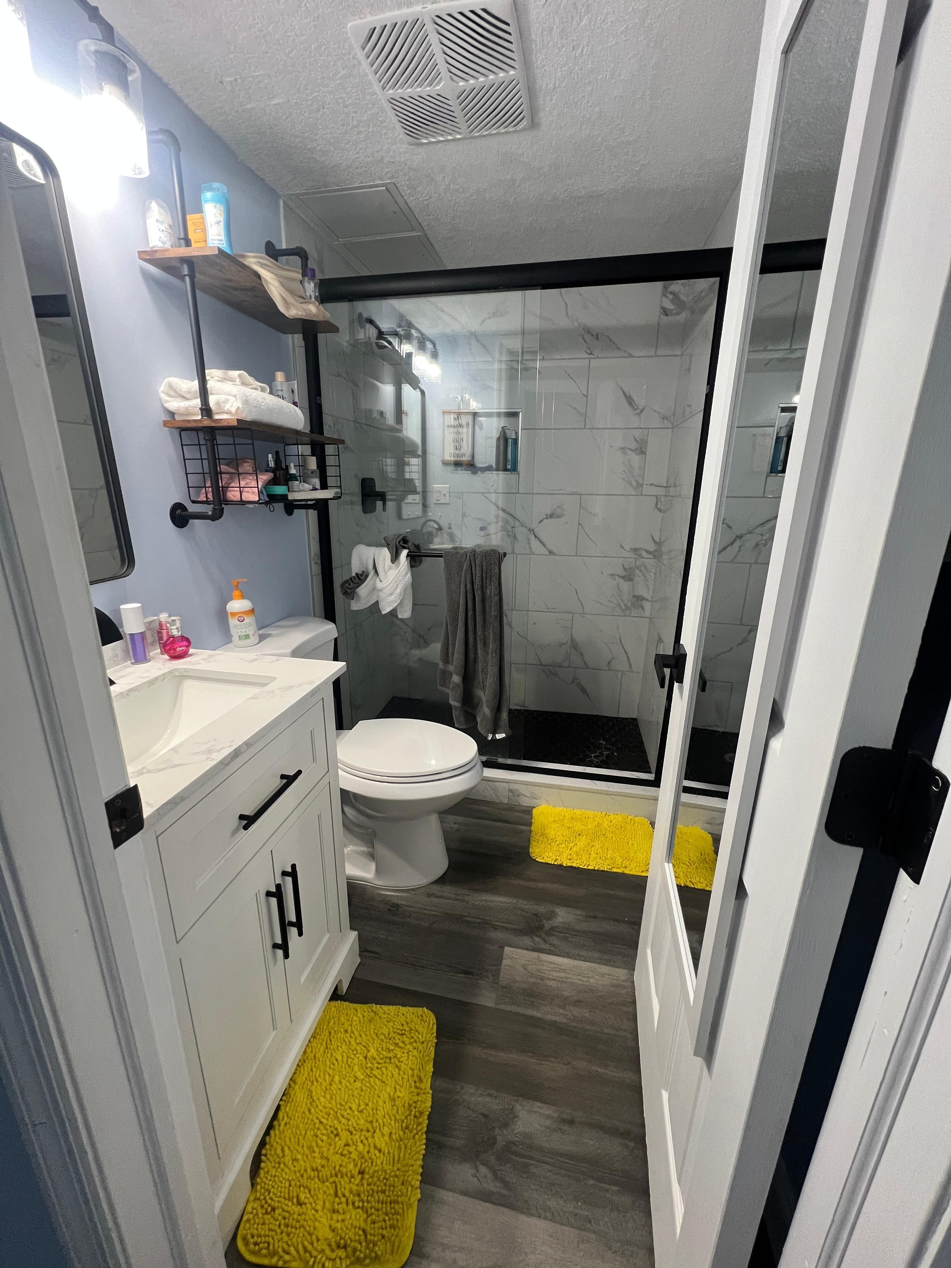 Small bathroom but perfect for 2-3 people 