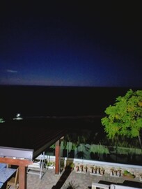 Abends ein Traum auf der Terrasse zu sitzen mit dem wunderschönen Blick und dem Rauschen des Meeres.