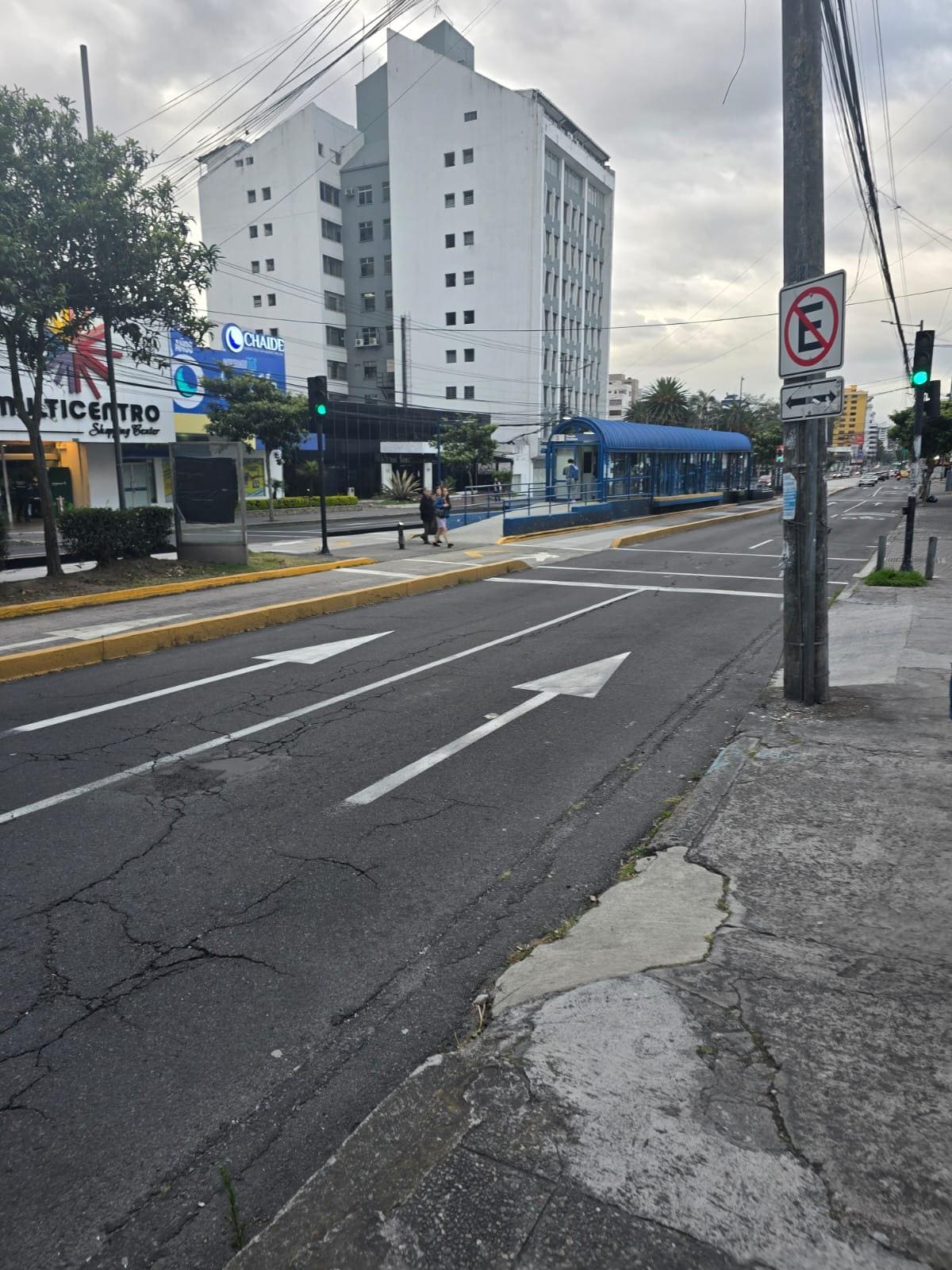 CENTRO COMERCIAL AL FRENTE CON SUPERMERCADO Y LOCALES