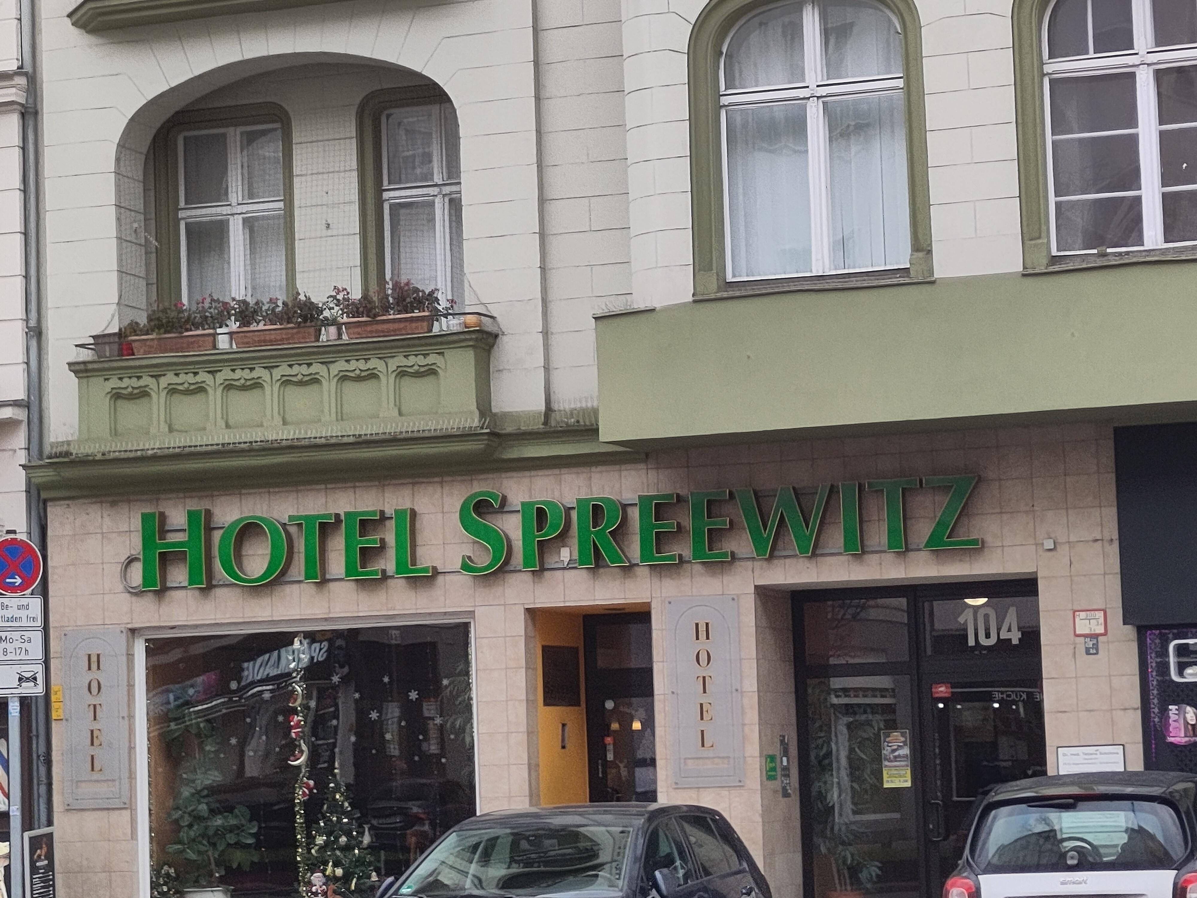 Hotel "Spreewitz" in einer alten Wohn- und Geschäftsstraße