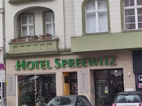 Hotel "Spreewitz" in einer alten Wohn- und Geschäftsstraße