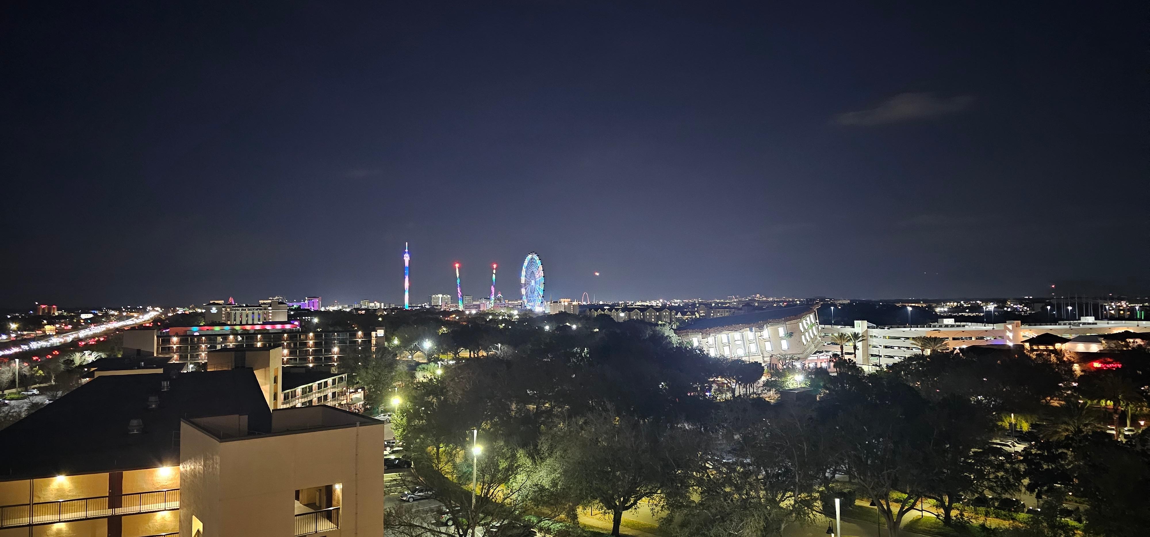 Vista desde la puerta de mi habitación. Se pueden observar los parques Universal Studio, Epic Universal y otros