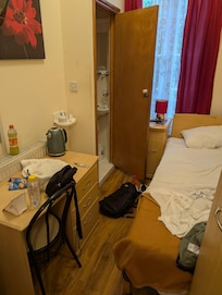 Kleine kamer maar groot genoeg voor mij. Meer heb je niet nodig. Interieur en bed waren wel echt verouderd.