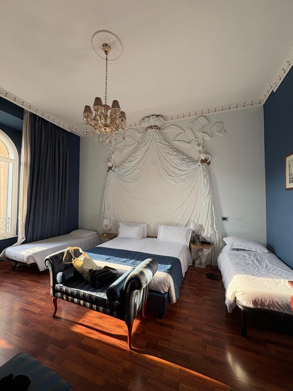 Quarto triplo no primeiro andar com decoração peculiar