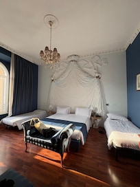 Quarto triplo no primeiro andar com decoração peculiar