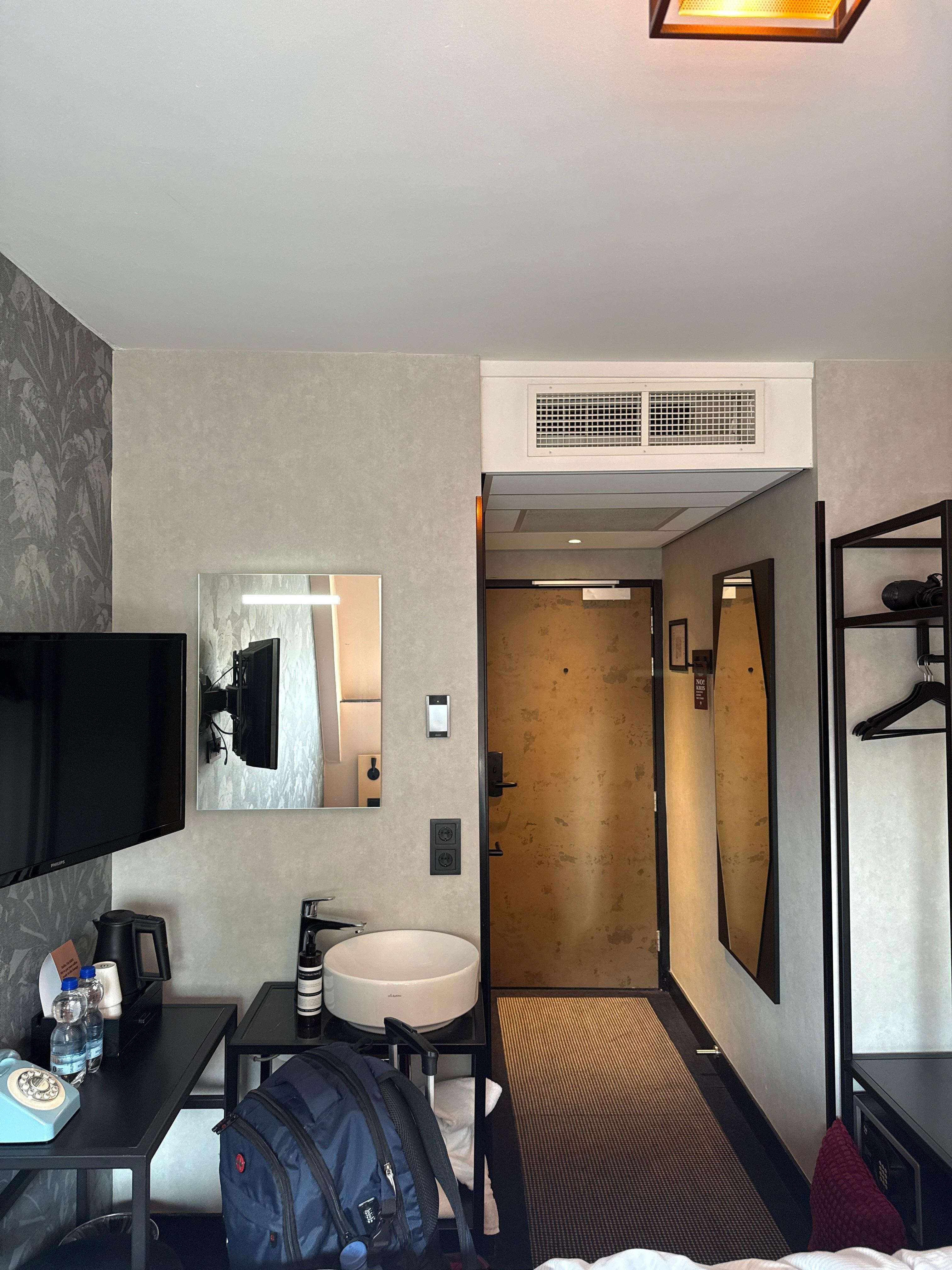4th floor room