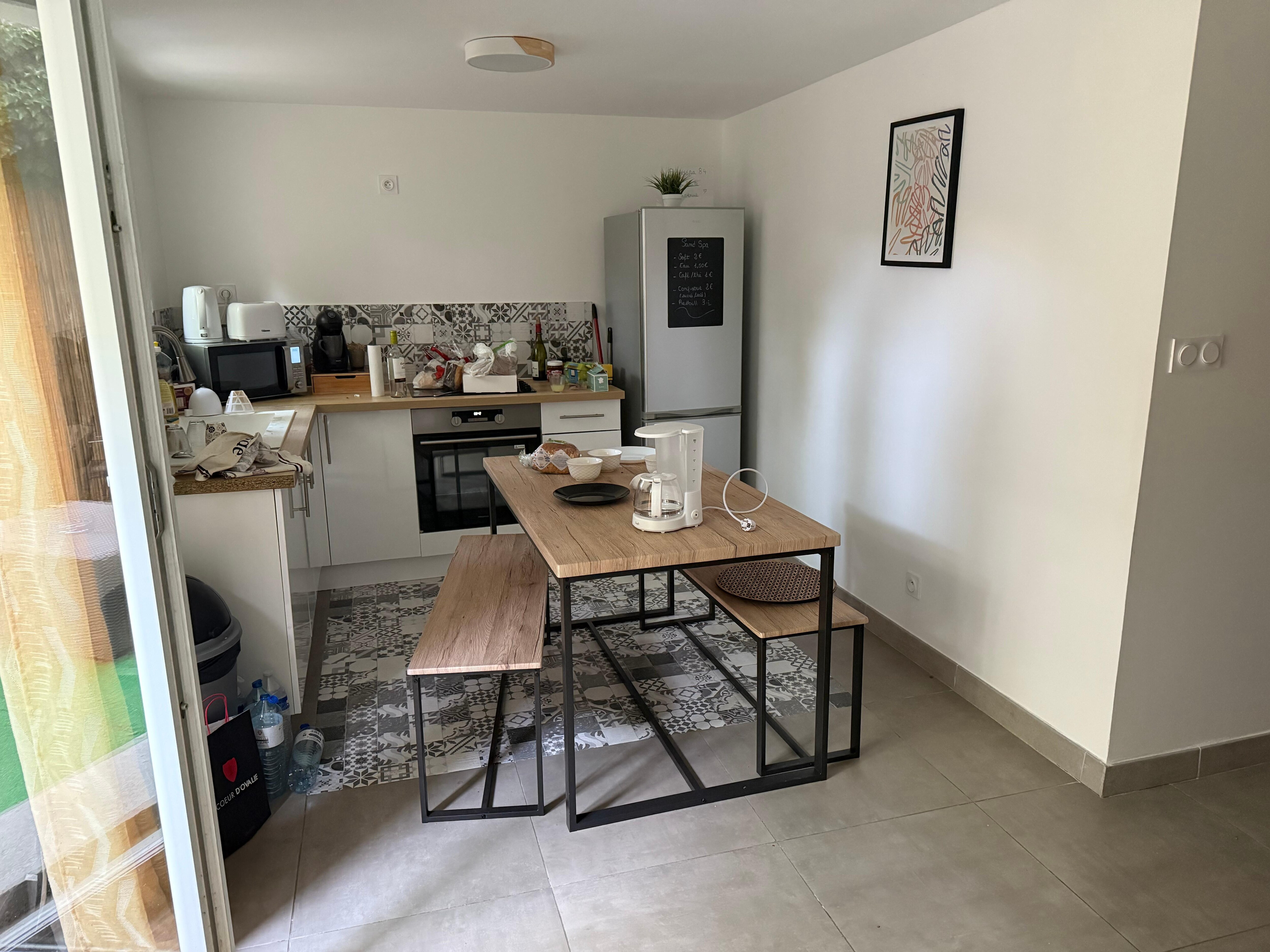 Il faut payer le café et le sachet de thé 1 euro, pas de possibilité de faire un café cafetière puisqu'il n'y en a pas. Nous avons du en acheté une que vous voyez sur la photo