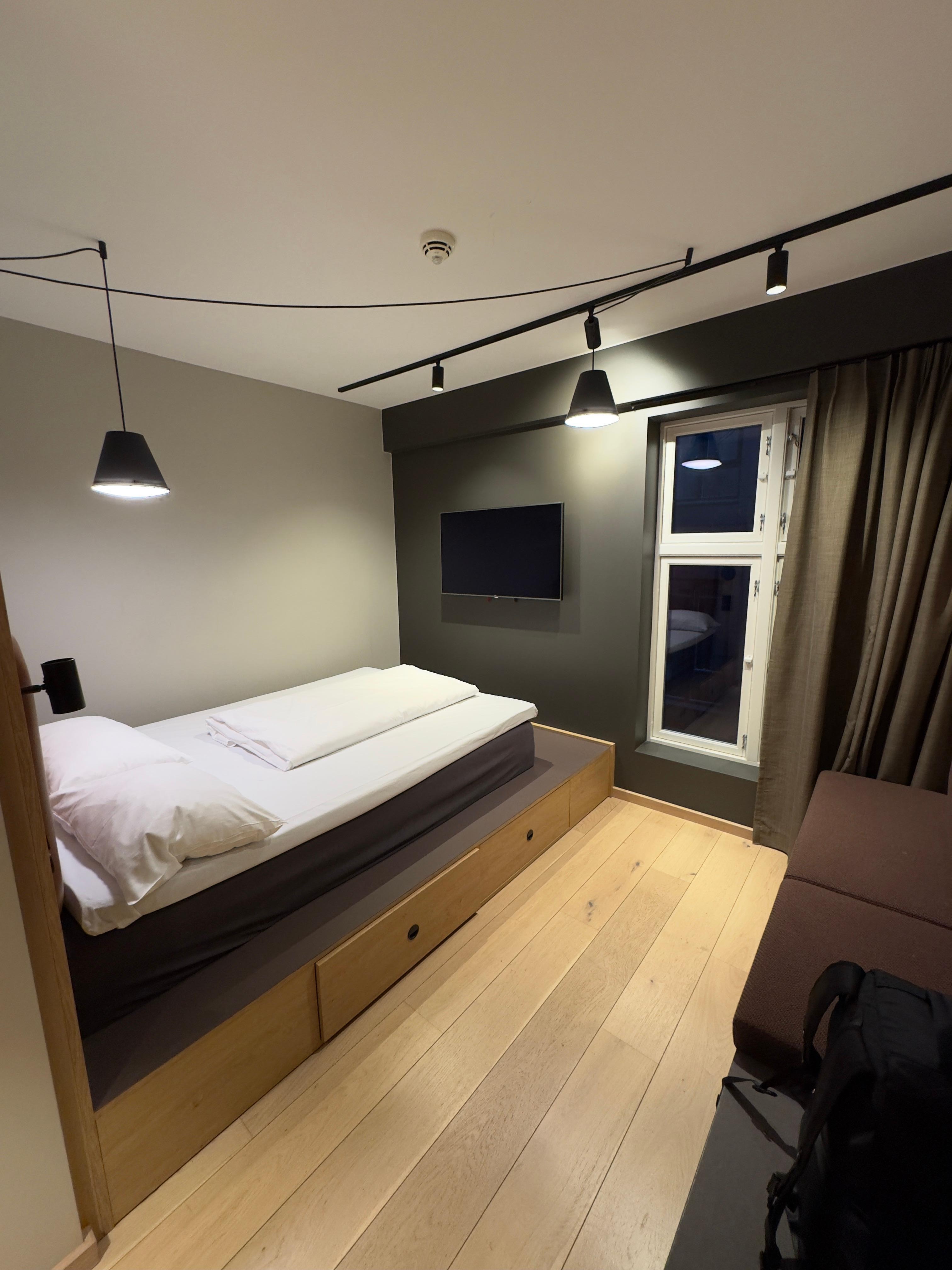 La chambre avec un lit spacieux.