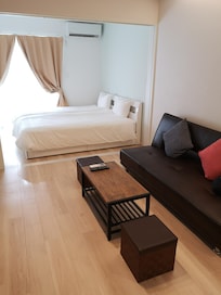 ベッド2つ並んでいます。ベッドルームとリビングルームは引き戸で2部屋になります。ソファーの前にテレビあります。