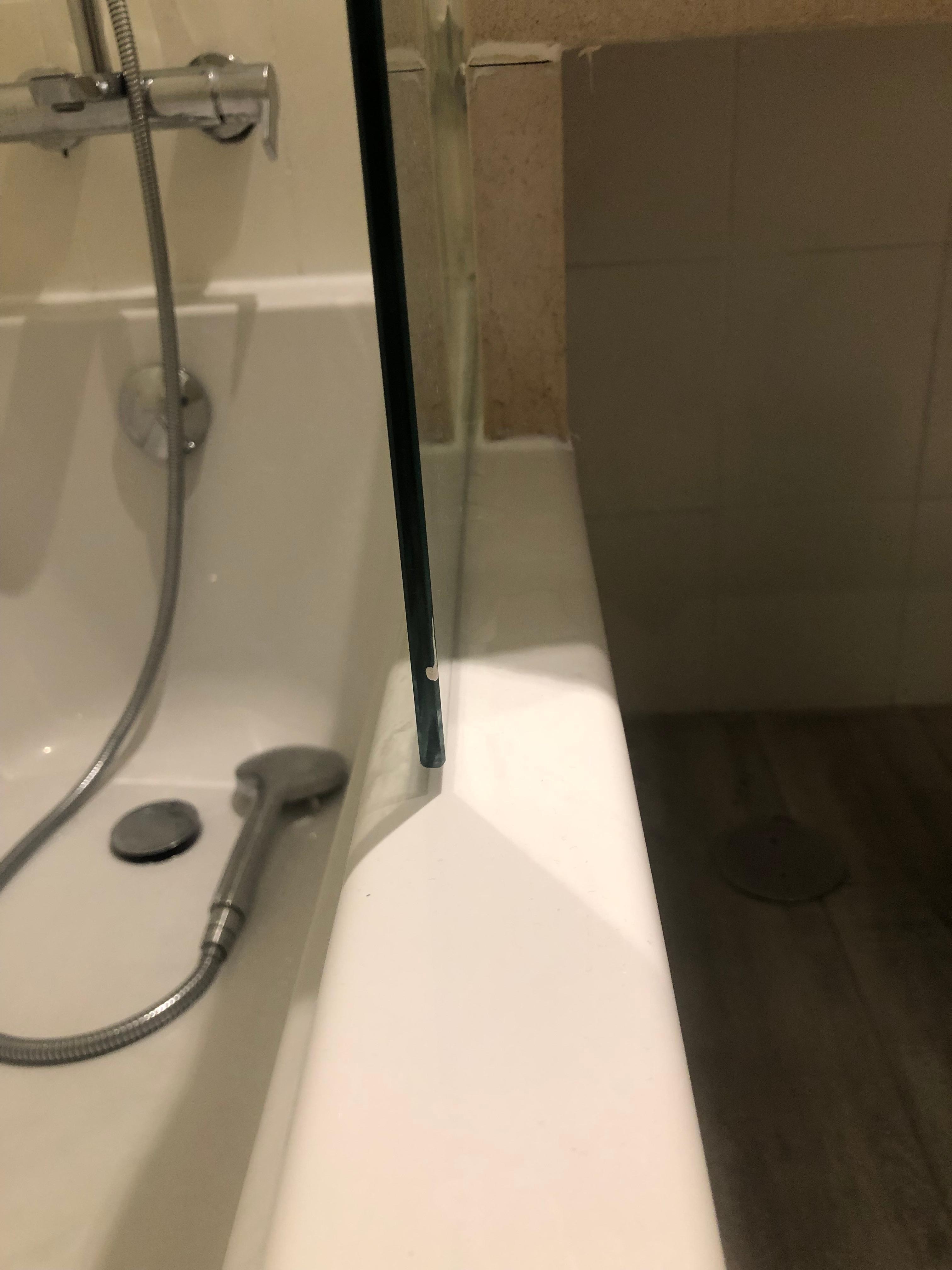 Wasser läuft von der Duschtrennwand in‘s Bad