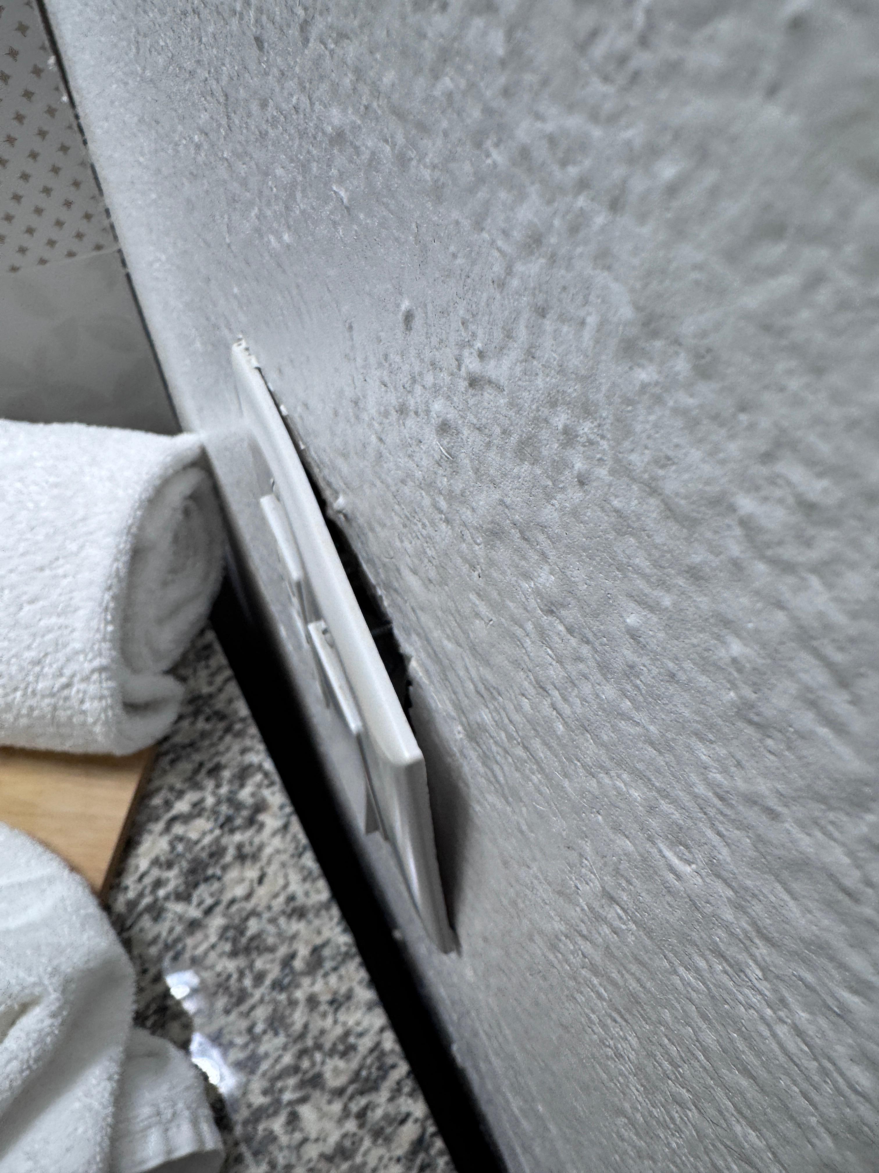 Electrical fixture in the bathroom 