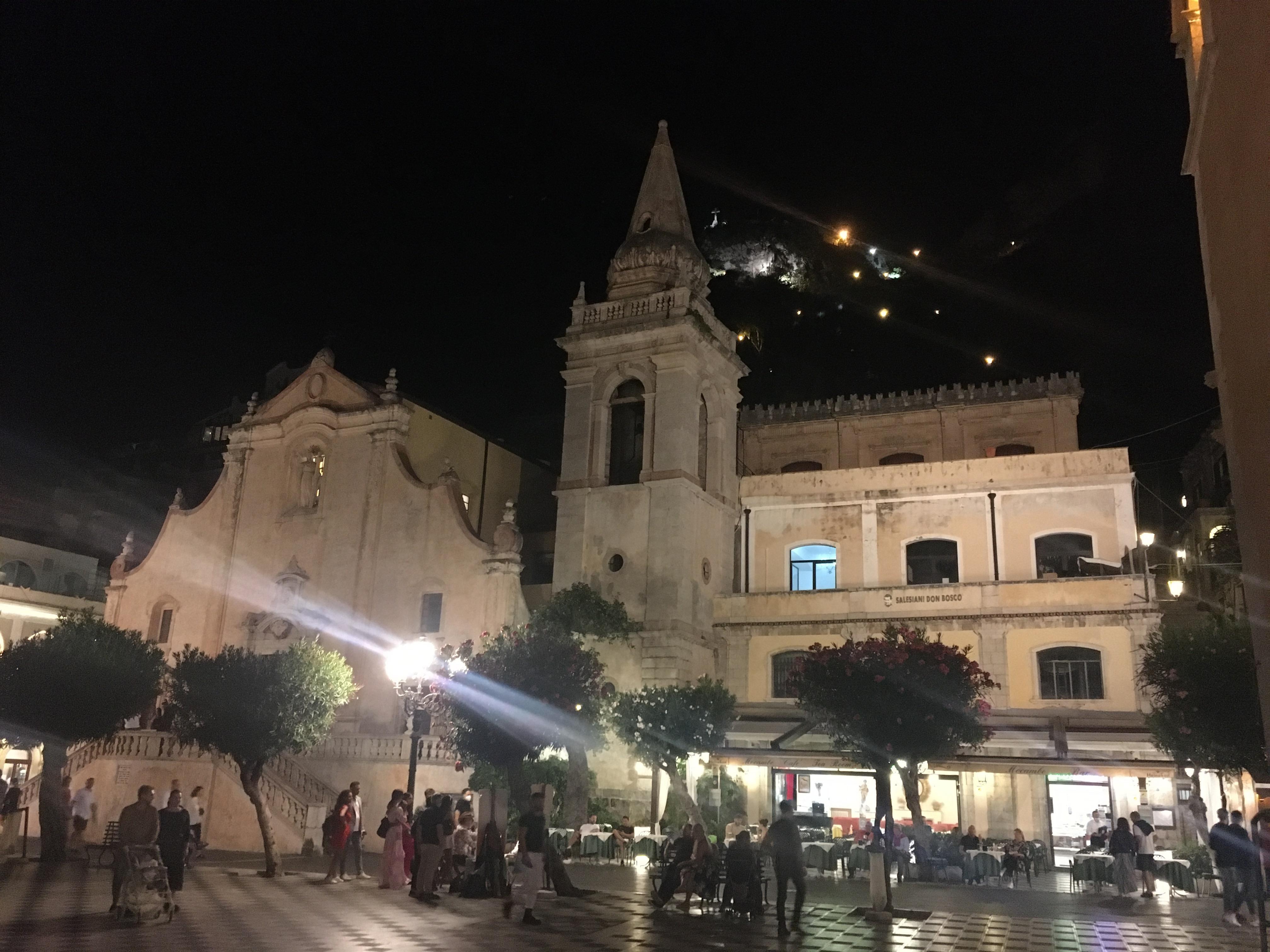 Fra Piazzaen i Taormina på kveldstid
