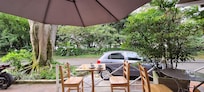 Simplemente sentarse a tomar un cafe en el hotel y relajarse con la agradable vista y el silencio ya es un placer.