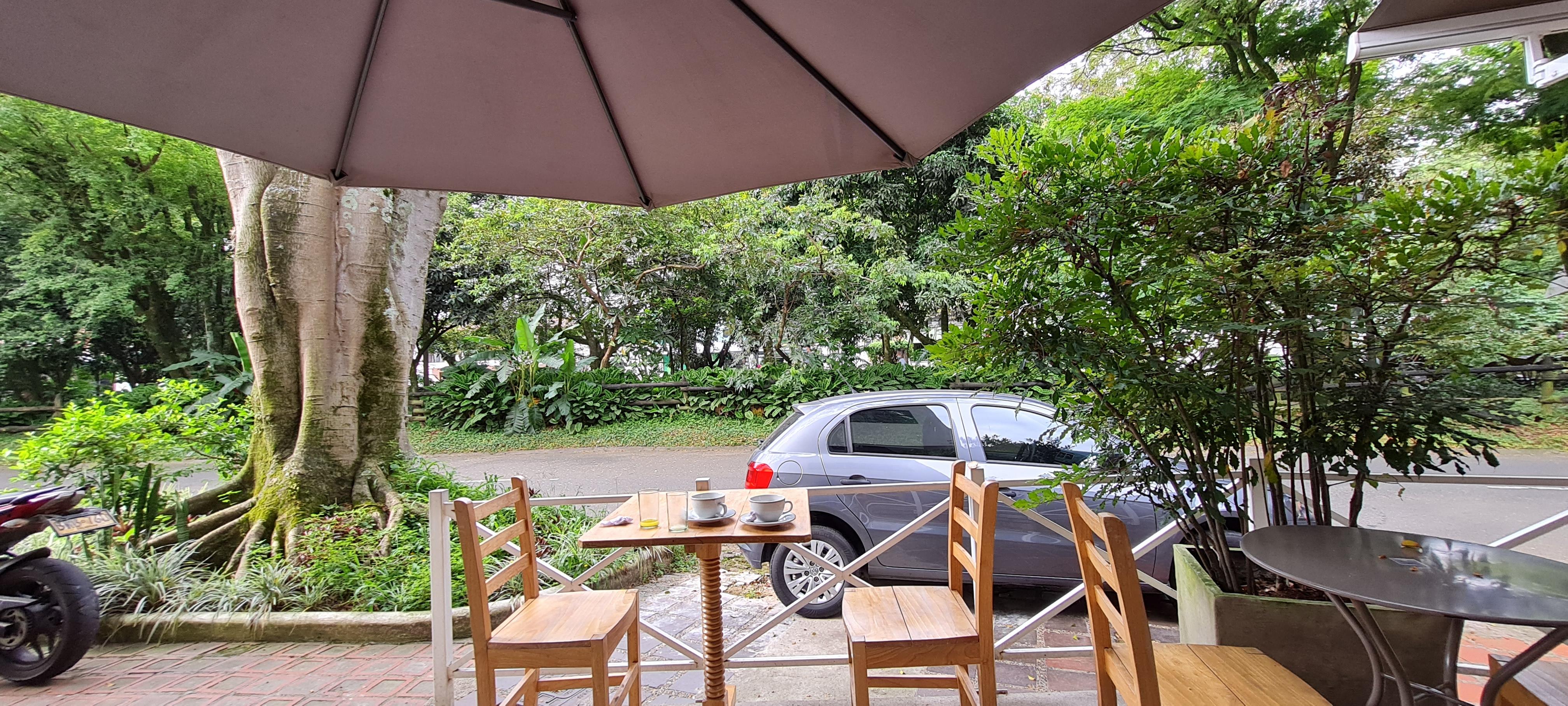 Simplemente sentarse a tomar un cafe en el hotel y relajarse con la agradable vista y el silencio ya es un placer.