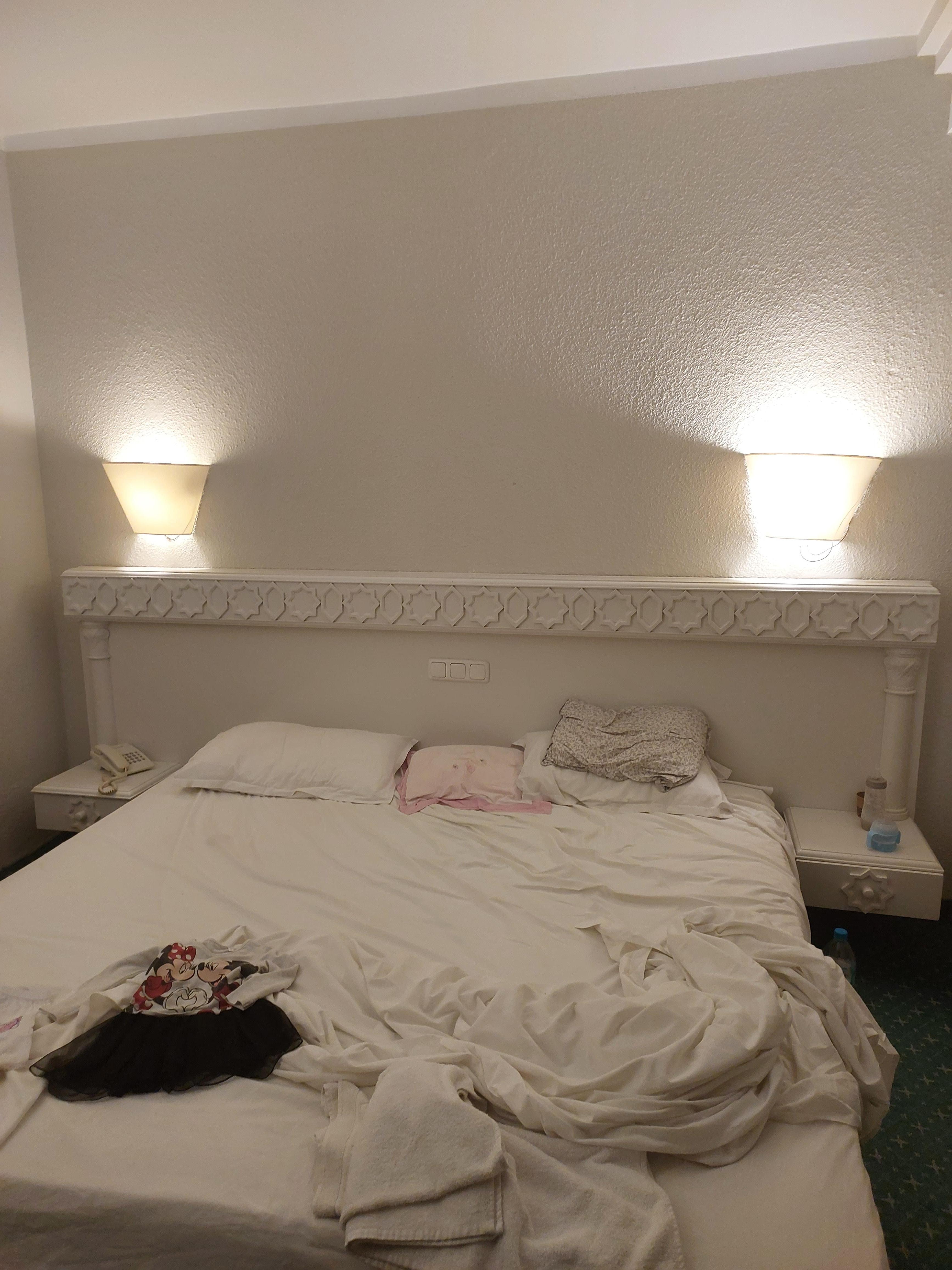 La corniche au dessus du lit est dangereuses on peut heurté sa tête à chaque moment 