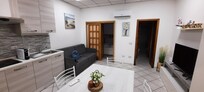 Wohnraum / KĂŒche mit Zugung links zum Schlafzimmer, rechts zum Bad