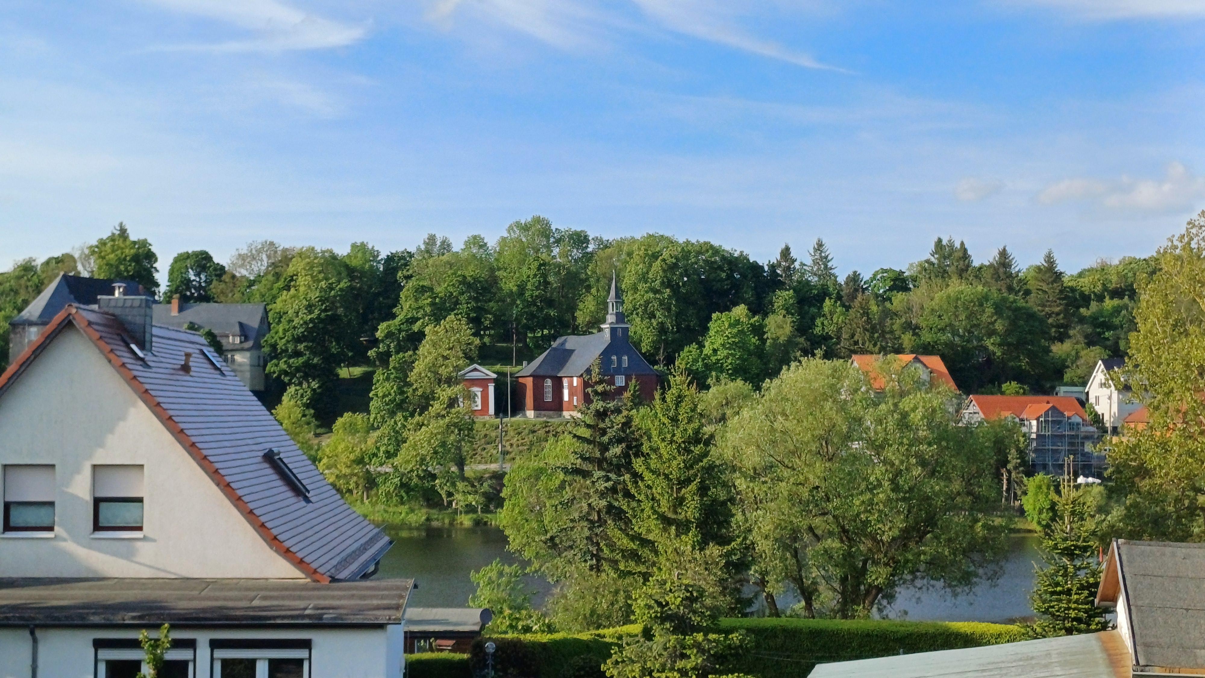 Blick über den unteren Teich zur Dorfkirche.