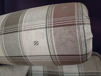 Le tissu du mobilier accuse son grand âge.