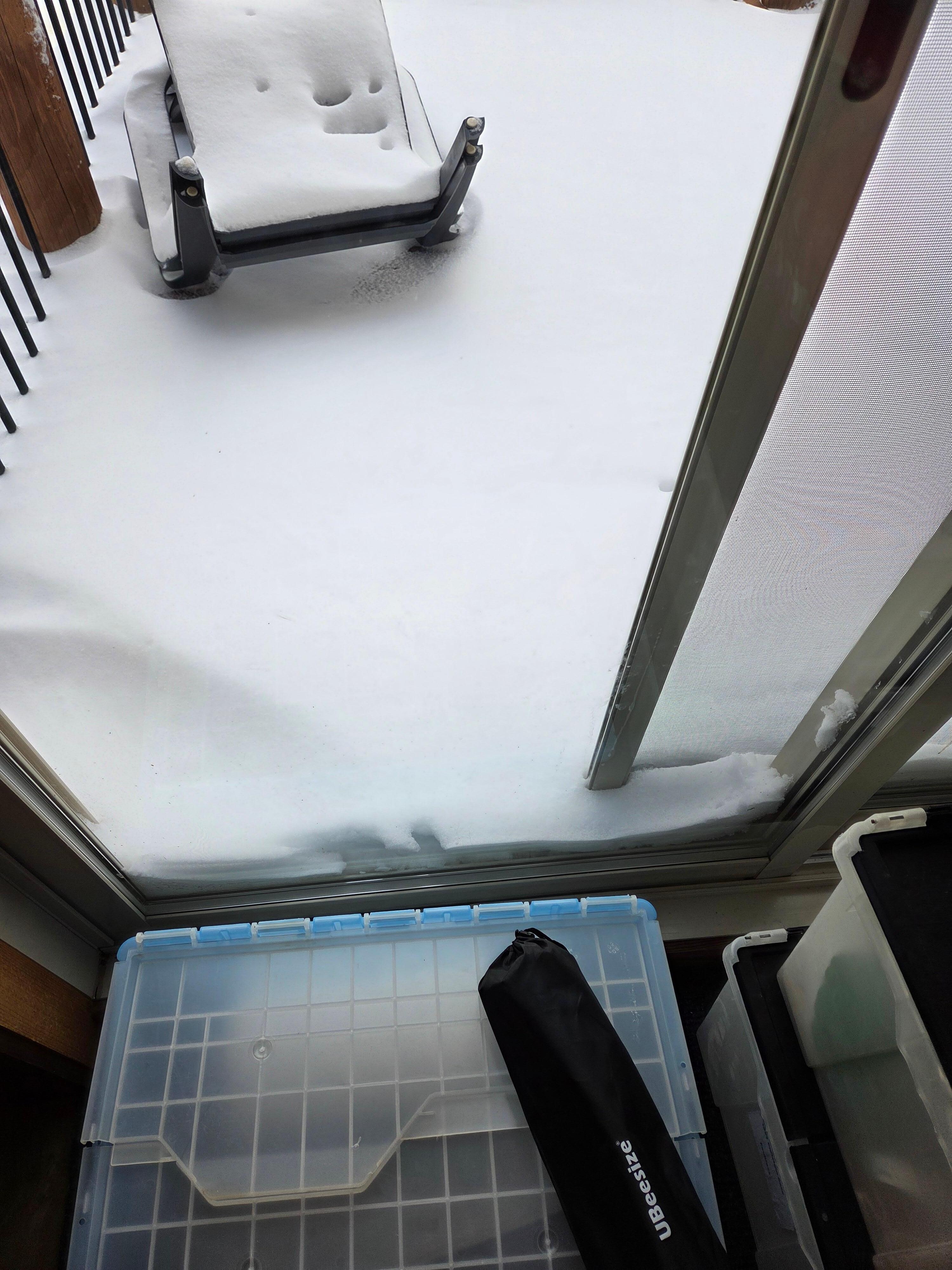 Porte patio gelée dans la neige, balcon inaccessible 